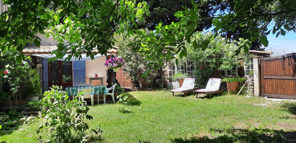 Le jardin privatif offre un agréable espace de vie en plein air. Ombragé par la végétation, il accueille une table pour les repas en extérieur ainsi que des bains de soleil propices à la détente. Cet environnement verdoyant et calme invite à profiter pleinement de la douceur provençale.