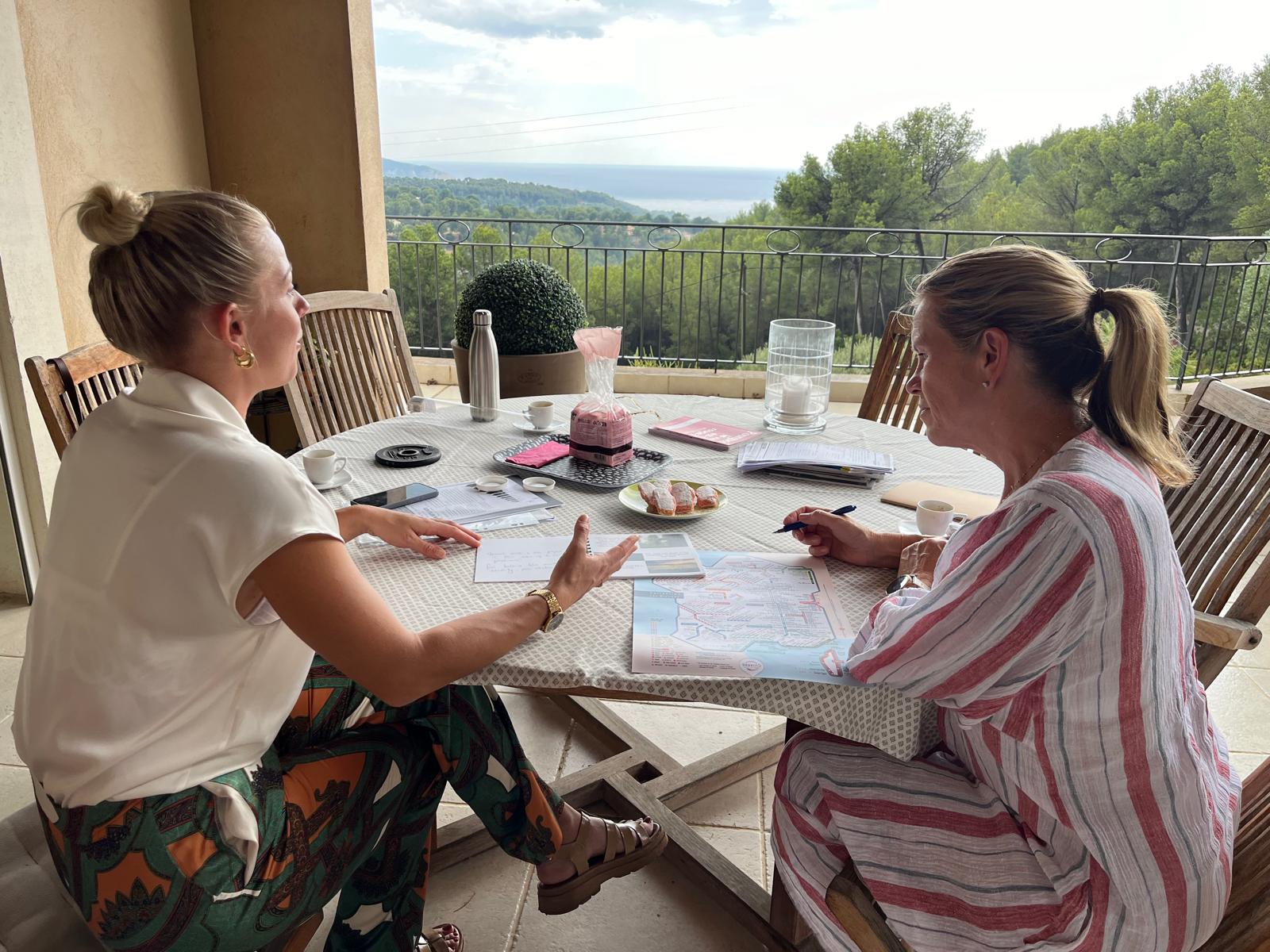 Atelier de dégustation de vins en groupe animé par Arvine à domicile en Provence.