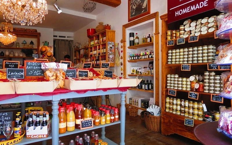 L'intérieur de Basilic et Calisson met à l'honneur les saveurs de Provence à travers une sélection de produits artisanaux, d'épicerie fine et de spécialités locales soigneusement choisies auprès de producteurs régionaux.