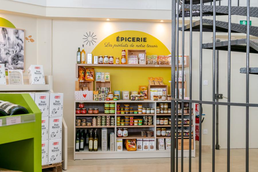 L’épicerie de produits du terroir Espace épicerie du caveau proposant une sélection de produits locaux et spécialités du terroir : conserves, huiles, biscuits, tartinables et autres produits gourmands. Un espace complémentaire à la découverte des vins de Demazet.
