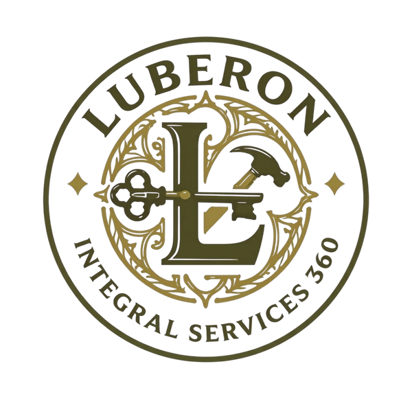 Logo circulaire de Luberon Intégral Services 360, dans des tons dorés et brun foncé. Au centre, un monogramme « L » est associé à des symboles évoquant les services et les travaux, notamment une clé et un marteau. L’ensemble renvoie à une image soignée, artisanale et professionnelle.