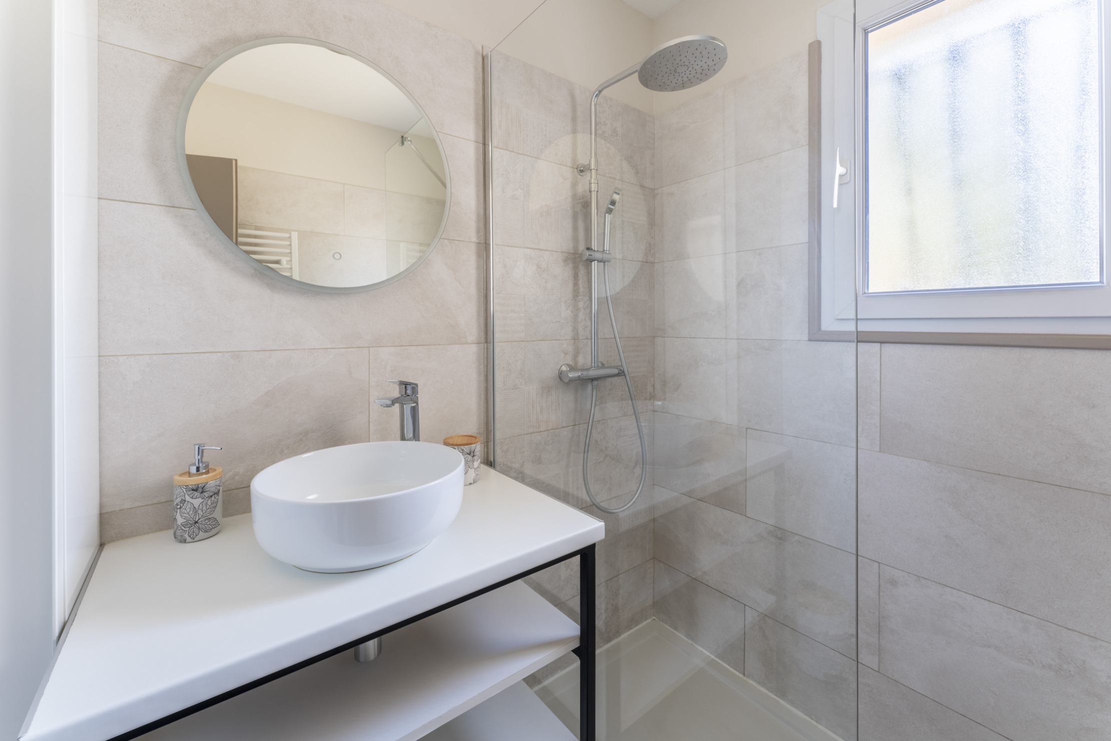 Salle de bain rénovée grise et blanche