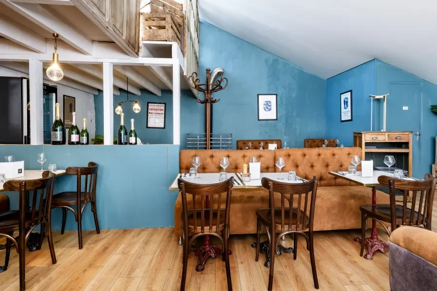tables et intérieur du restaurant