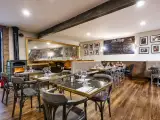 Café du Village tables et miroirs