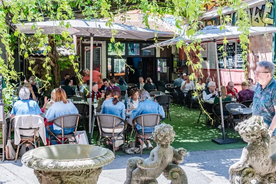 tables en extérieur au soleil 