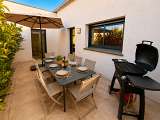 Villa Oasis – cour nord avec barbecue et table d’extérieur
