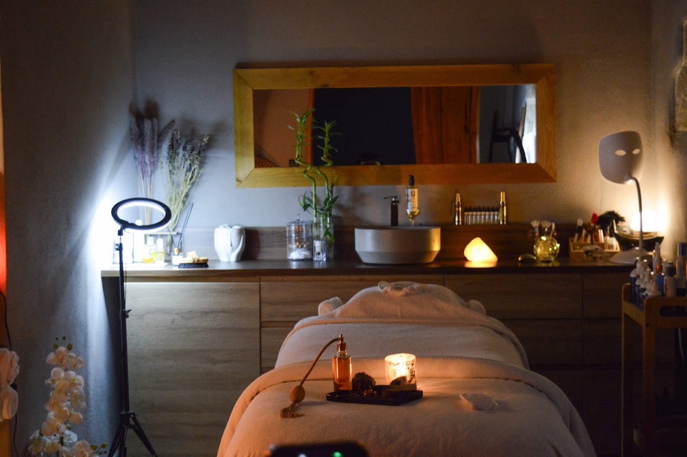 Une cabine de soins à la lumière tamisée, aménagée pour profiter d’un massage ou d’un soin du corps dans une ambiance cocooning.