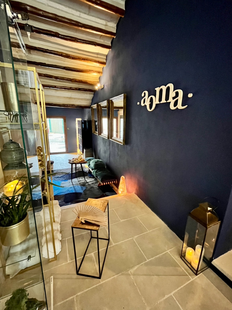 Un espace chaleureux et raffiné, aux murs bleu profond et aux poutres apparentes, invitant à la détente dès l’arrivée.