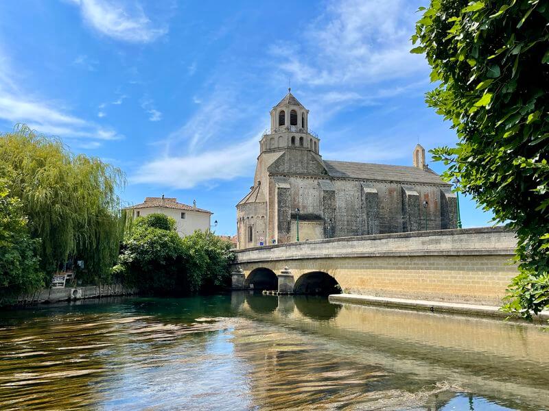 Vue extérieure de l'église Notre Dame du Lac