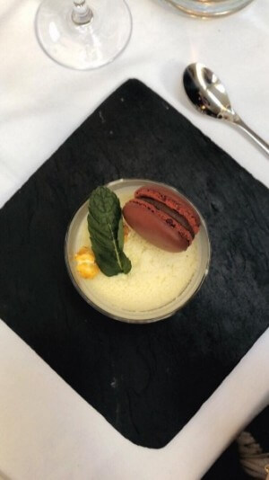 photographie d'un dessert surmonté d'un macaron
