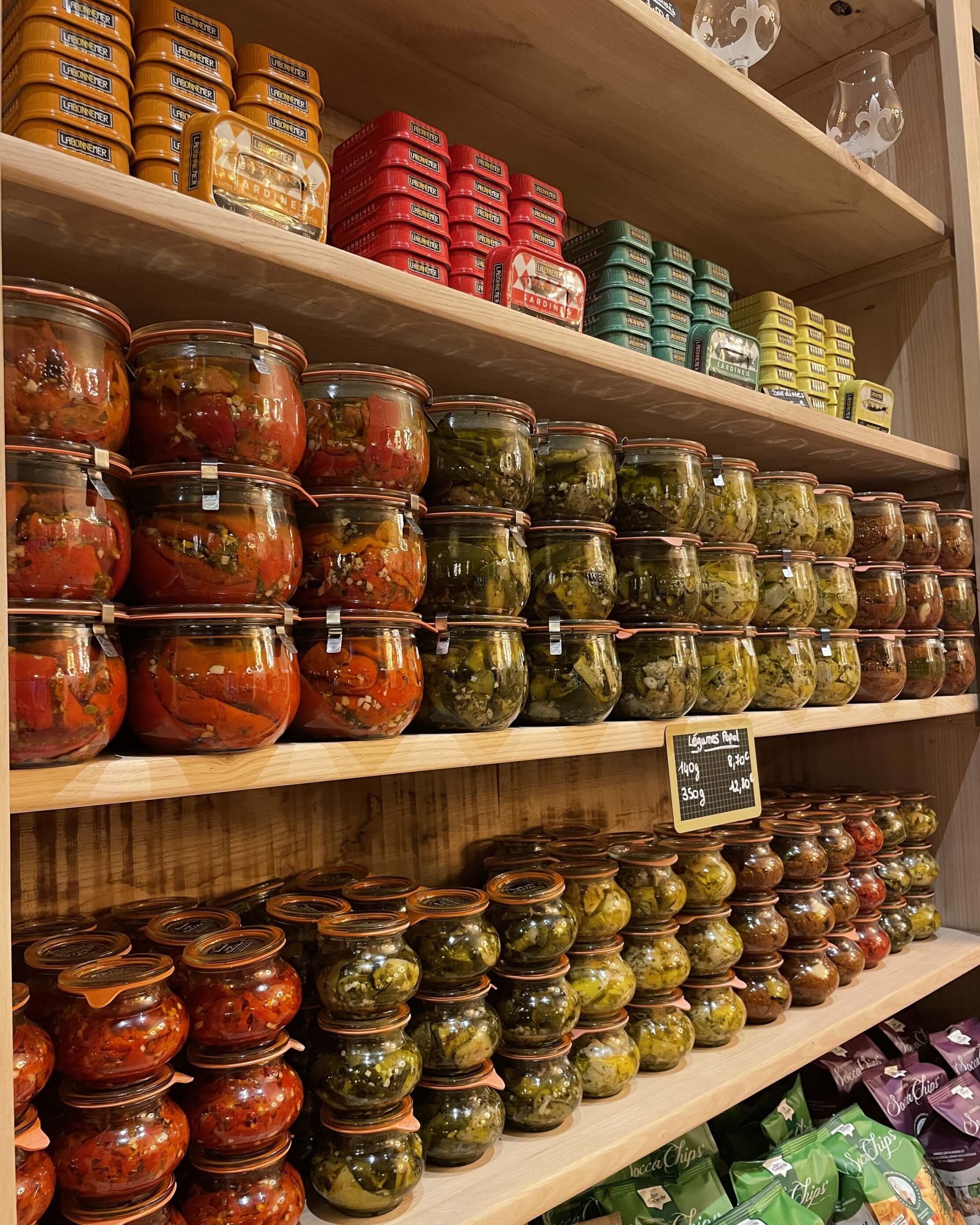 parfaits, conserves et sachets contenant les produits mis en vente dans l'épicerie