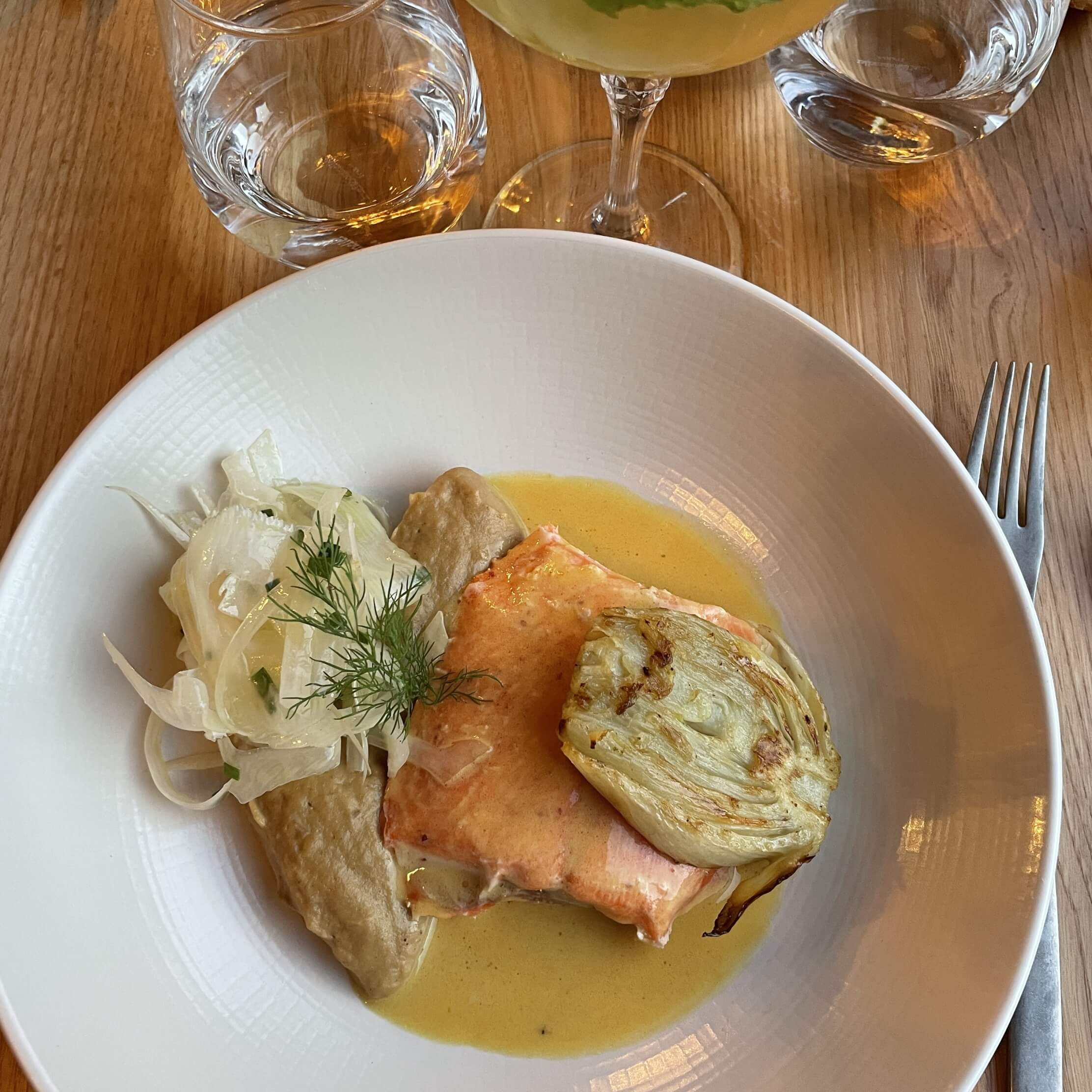 assiette de poisson en sauce accompagné de légumes grillés