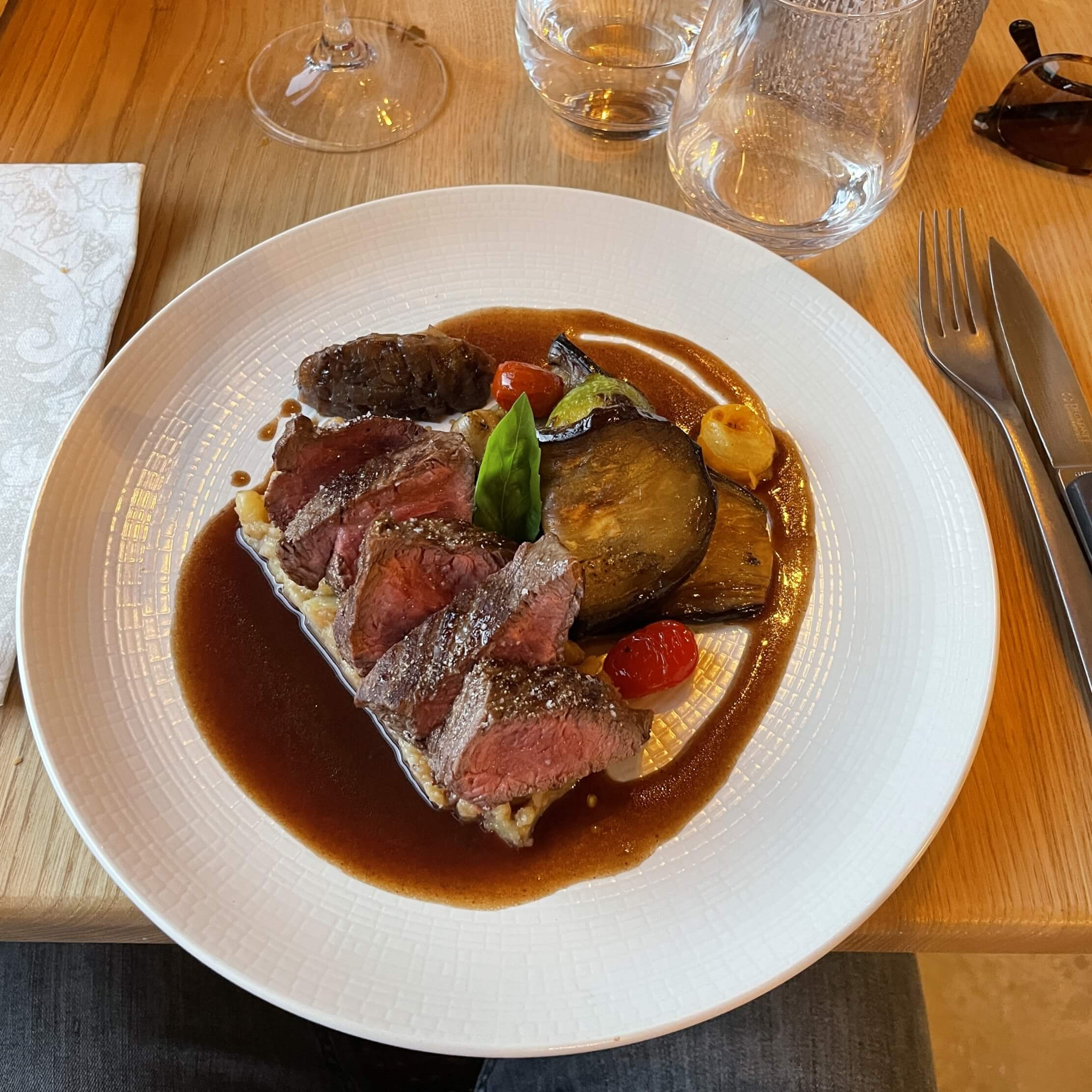 viande en sauce accompagnée de légumes grillés