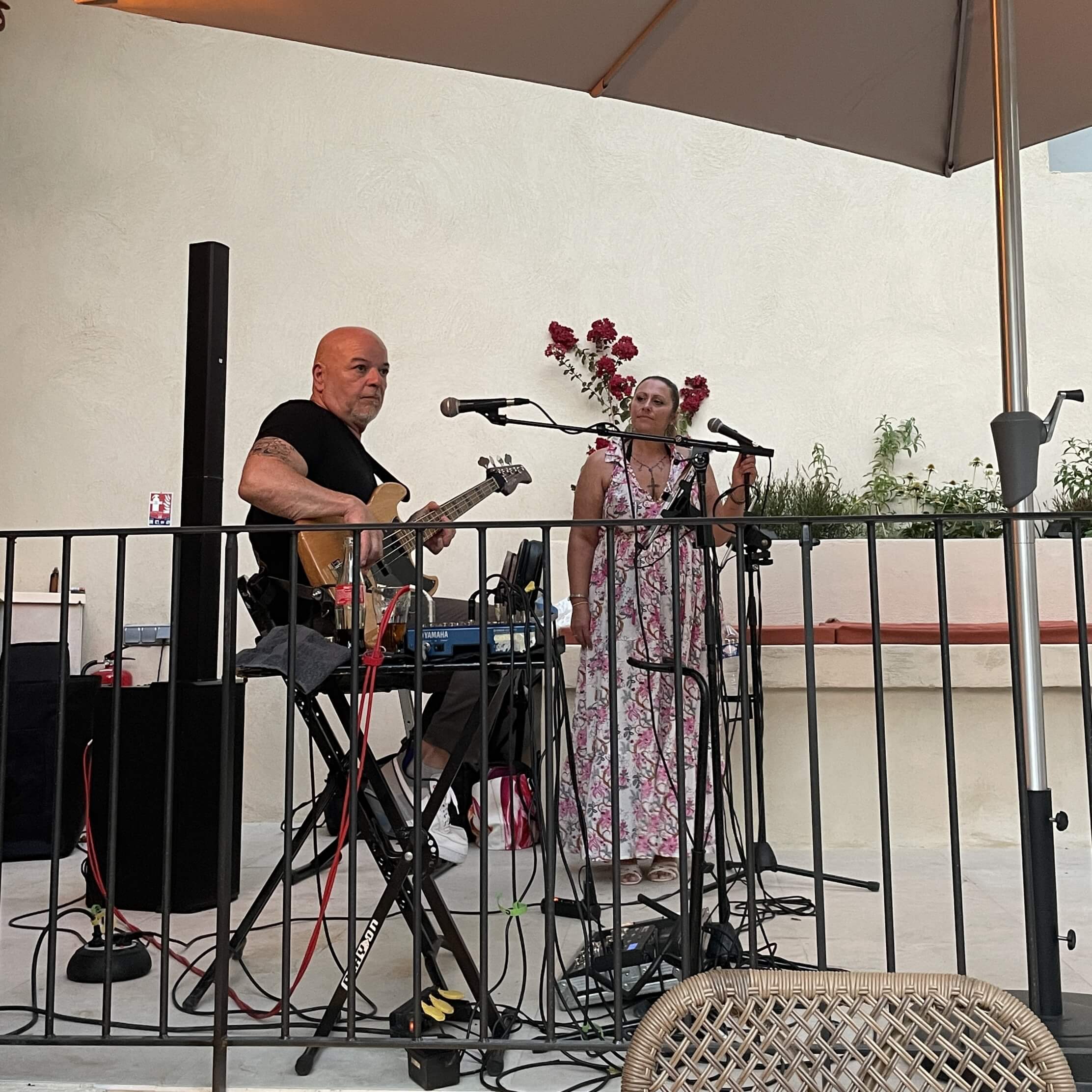 un musicien et une chanteuse se produisant pour les soirées organisées par l'établissement