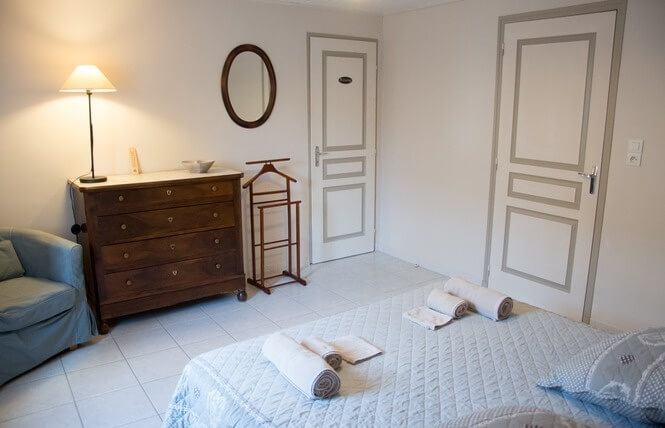 vue de l'intérieur d'une chambre, avec le lit double et le mobilier