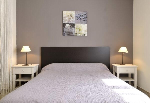 chambre avec lit double à l'ambiance cosy