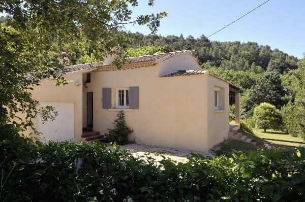 vue de la propriété par une journée ensoleillée