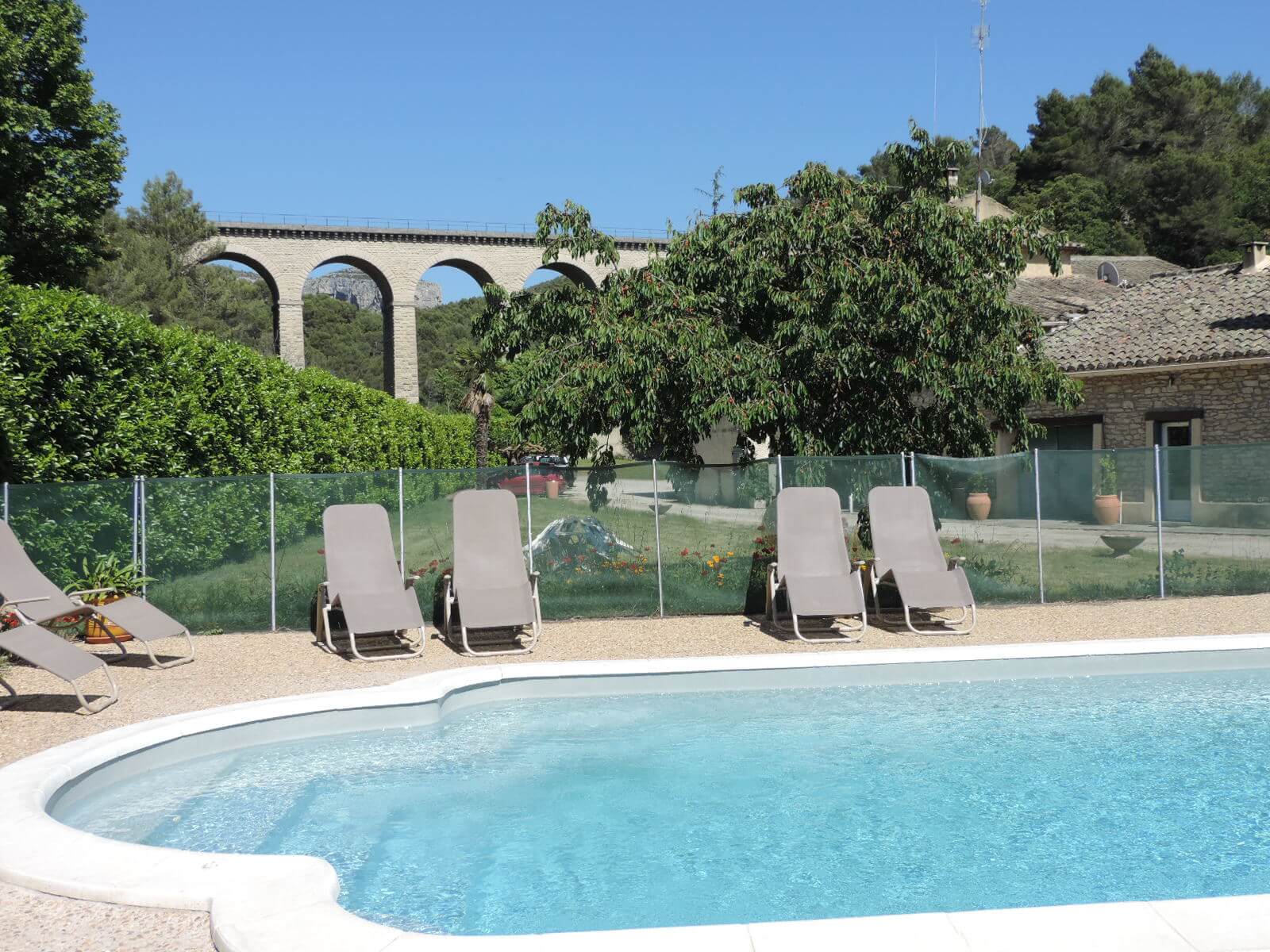 Vue piscine avec quaduc en arrière plan
