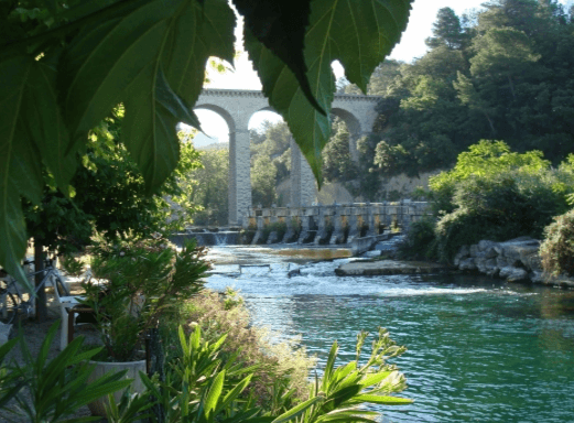 vue de la Sorgue passant sous l'aqueduc de Fontaine-de-Vaucluse