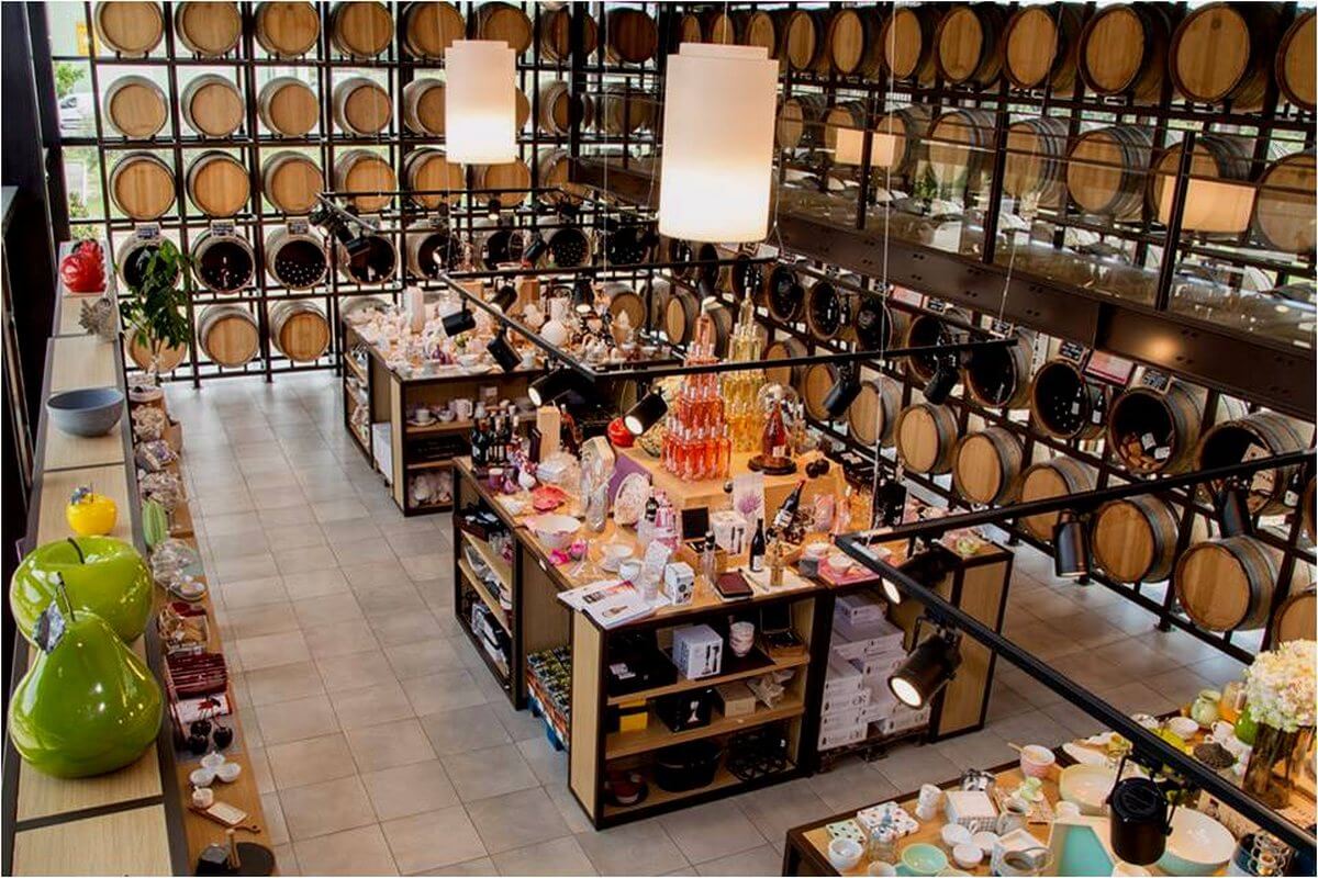 boutique du Domaine Tourbillon, des tonneaux sont installés sur les étagère et couvrent les grandes vitres de la boutique, donnant une ambiance chaleureuse