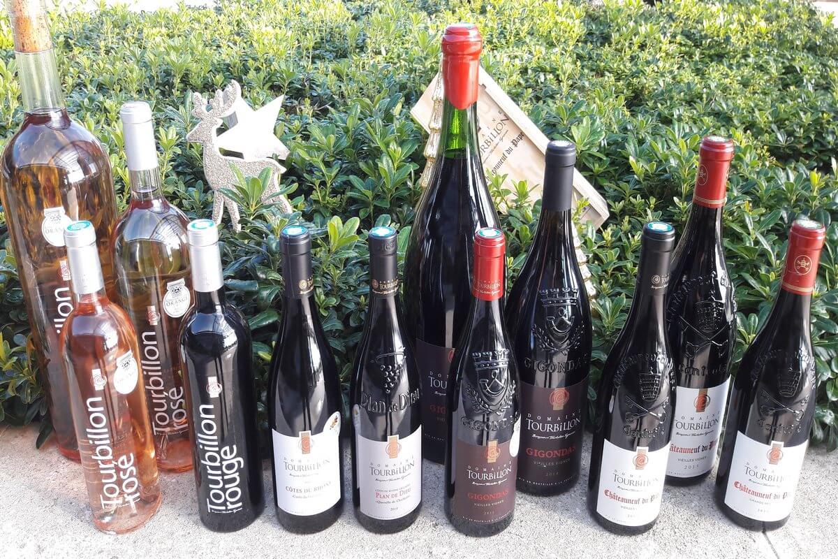 diverses bouteilles de vin sont insallées sur un muret