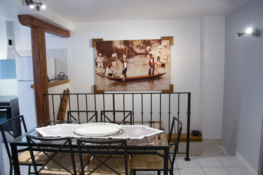 vue de la salle à manger et d'une partie de la cuisine
