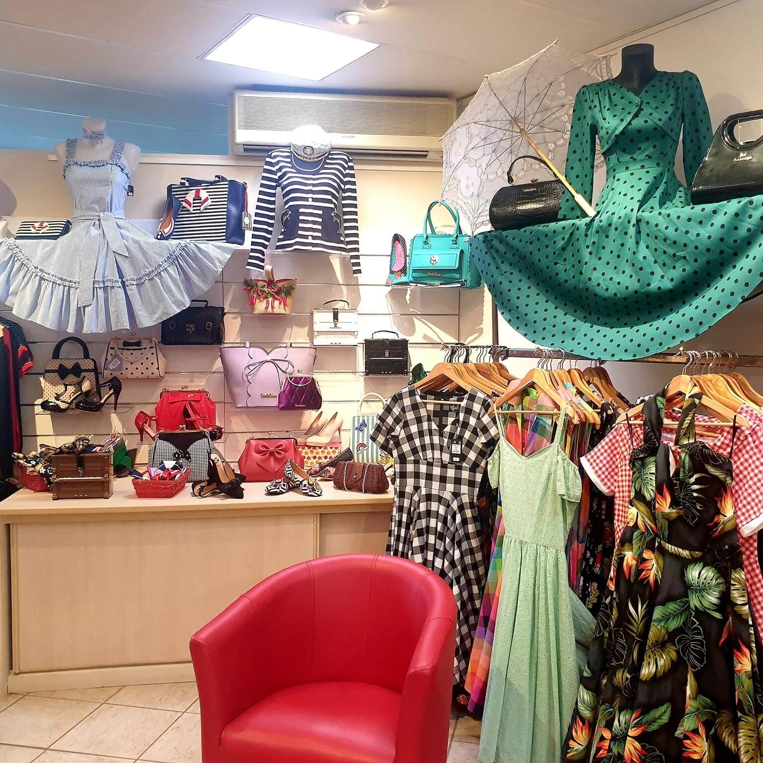 intérieur boutique vêtements et accessoires
