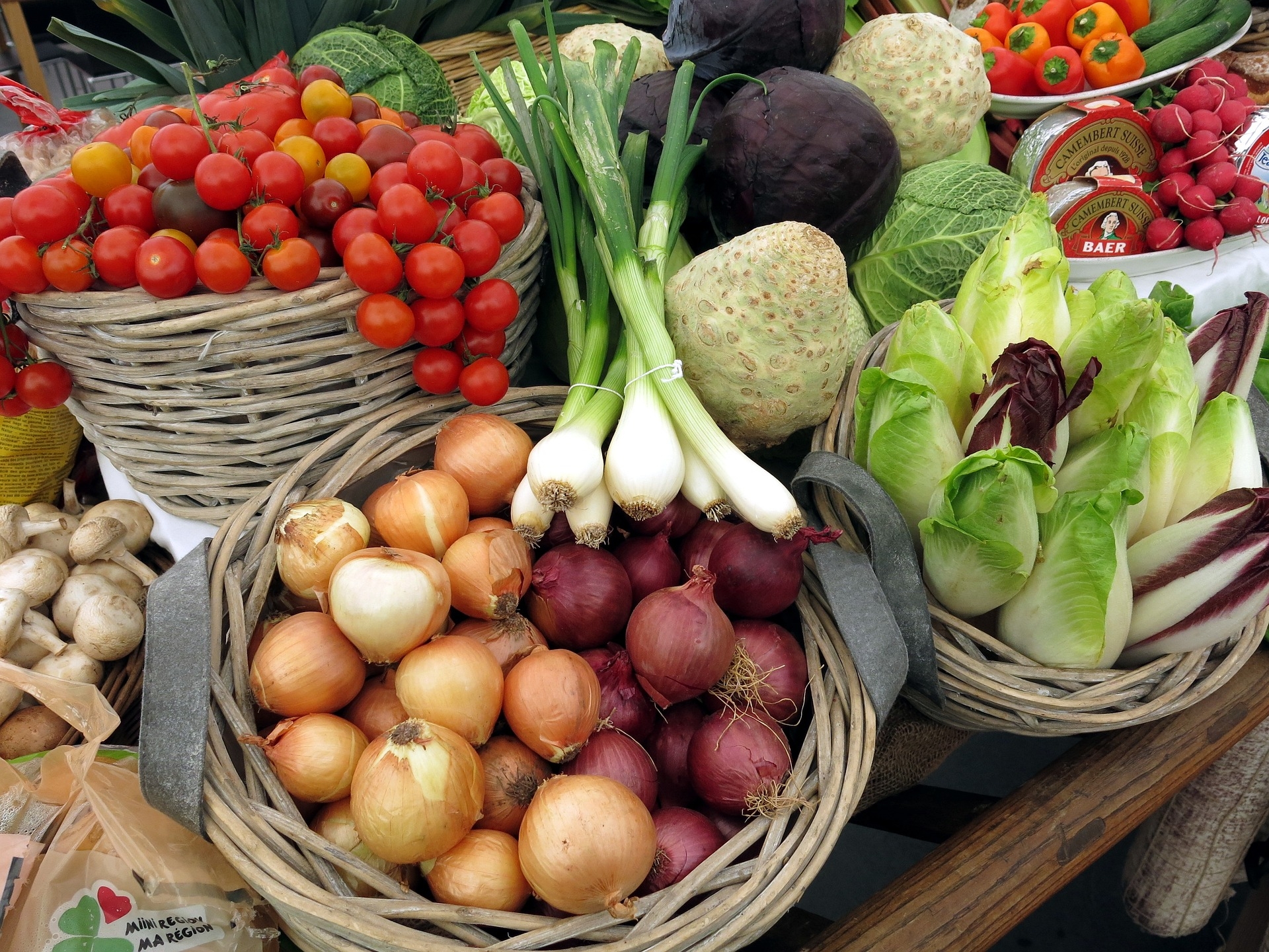 ensemble de légumes disposés dans des paniers