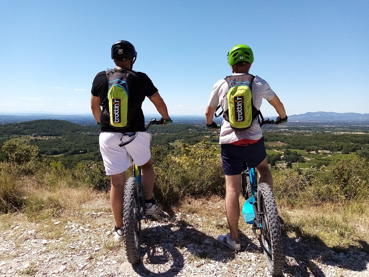 deux hommes admirant depuis les hauteurs les vallées du Vaucluse