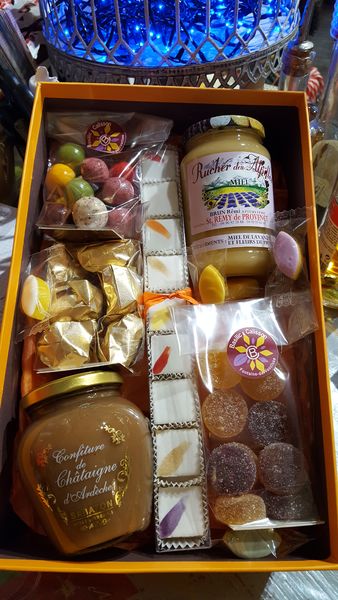Ce coffret gourmand rassemble plusieurs spécialités régionales : calissons, douceurs artisanales, miel de Provence et produits du terroir, parfaits pour rapporter un souvenir gourmand de Fontaine-de-Vaucluse.