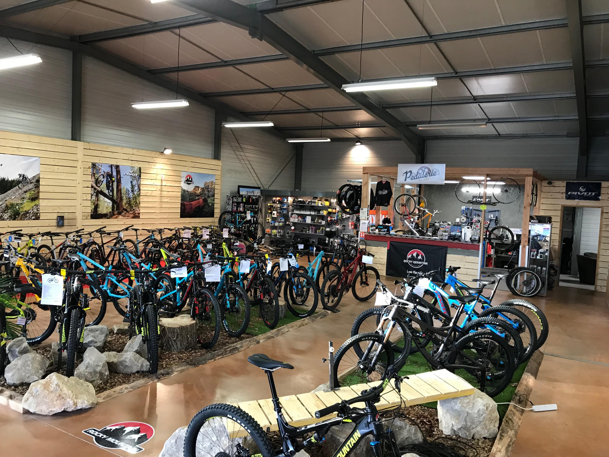 vue d'ensemble alternative de la boutique, avec de nombreux vélos exposés