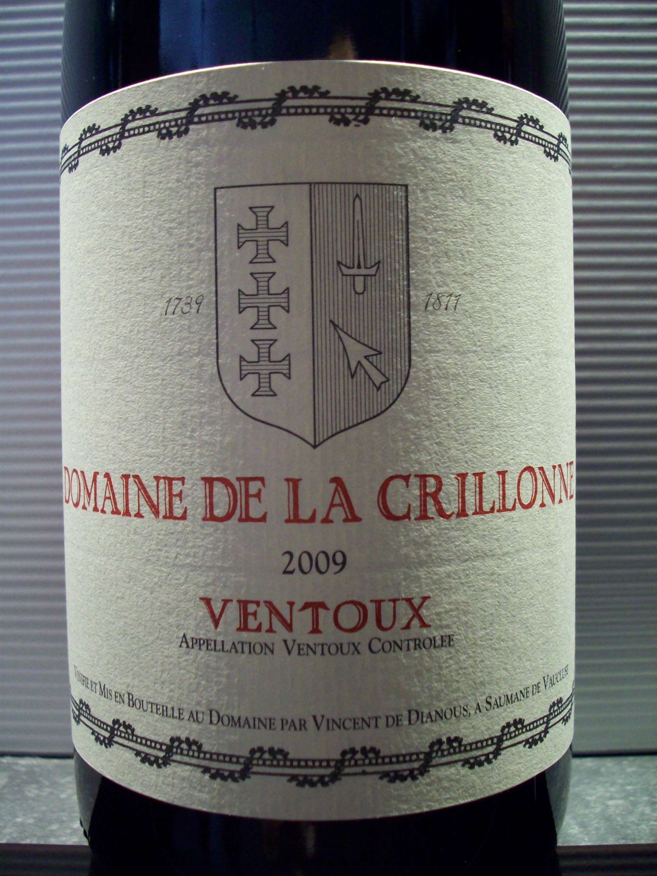 gros plan sur l'étiquette d'une bouteille de vin rouge du Domaine de la Crillonne