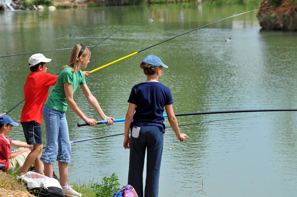 une groupe d'enfants s'adonnant à la pêche