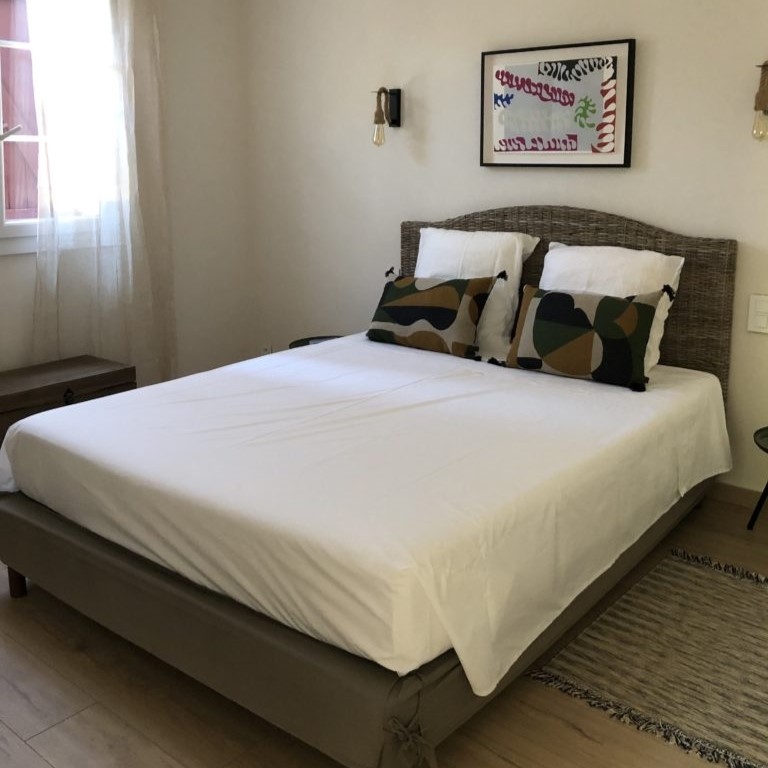 chambre avec un lit double