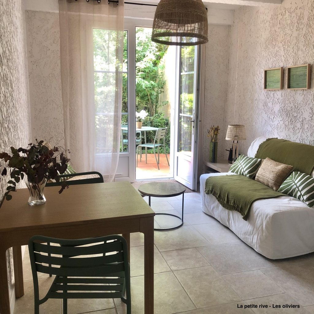 pièce à vivre donnant sur une terrasse ombragée
