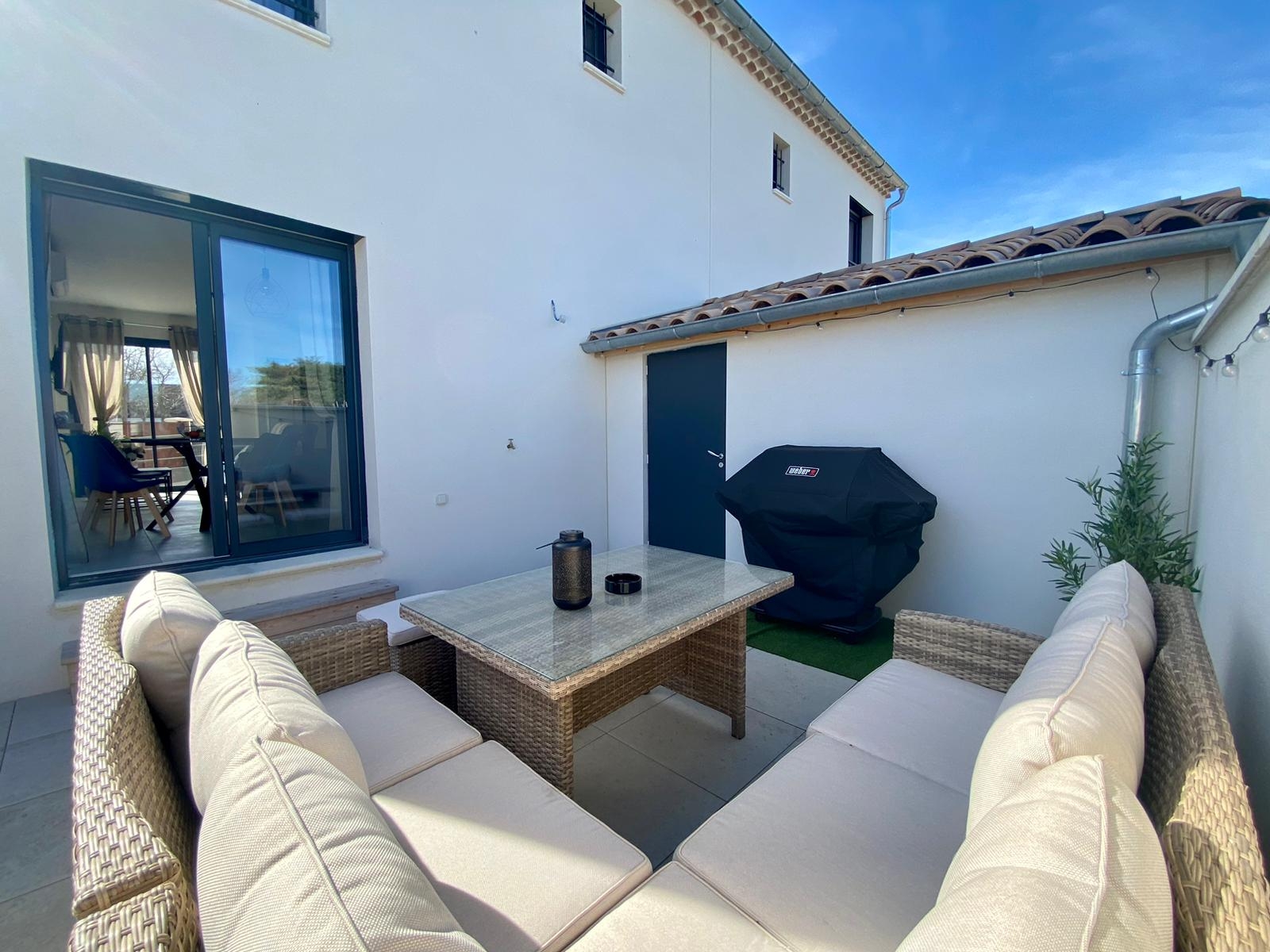 salon d'extérieur sur une terrasse ombragée
