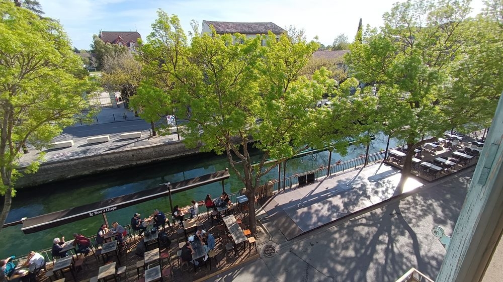 vue sur la Sorgue depuis une fenêtre de la location
