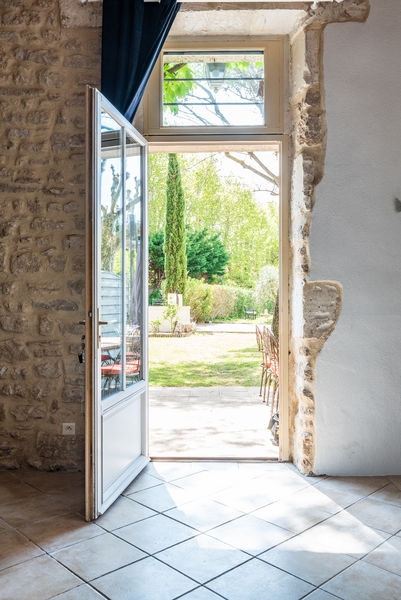 entrée de la Bastide des Joncquiers, donnant sur le jardin