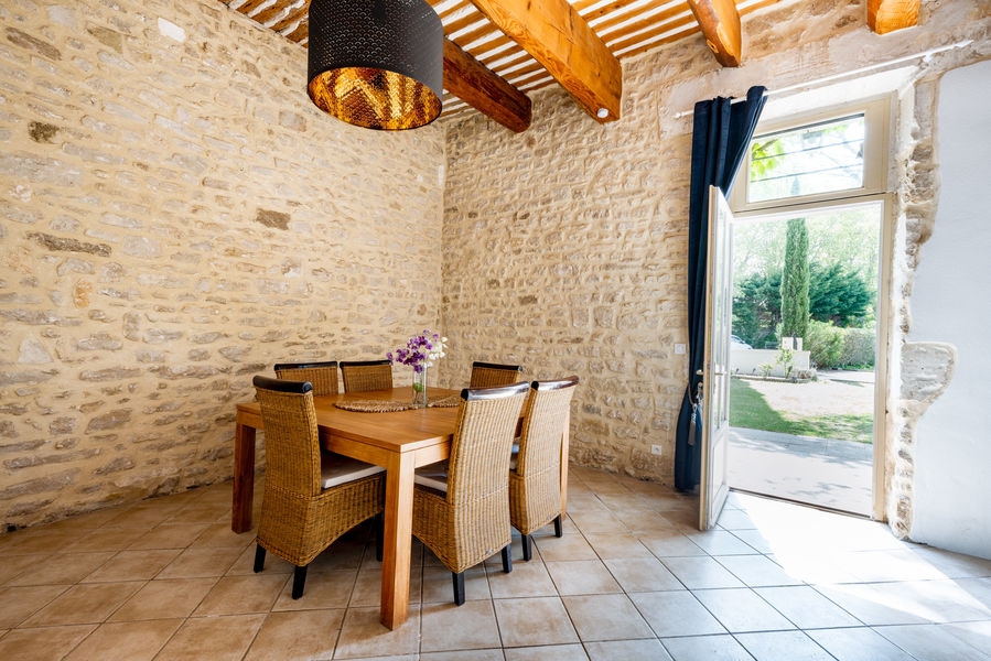 salle à manger avec porte donnant sur le jardin