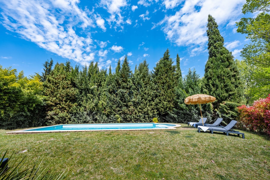 piscine et chaises longues par une belle journée ensoleillée