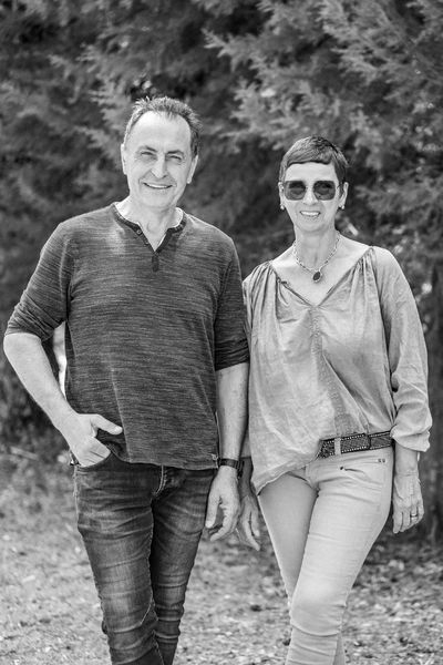 portrait en noir et blanc de Marcel et Corinne se tenant côte à côte