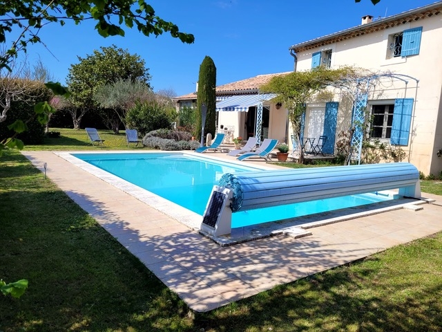 grande piscine rectangulaire aux abords de la maison