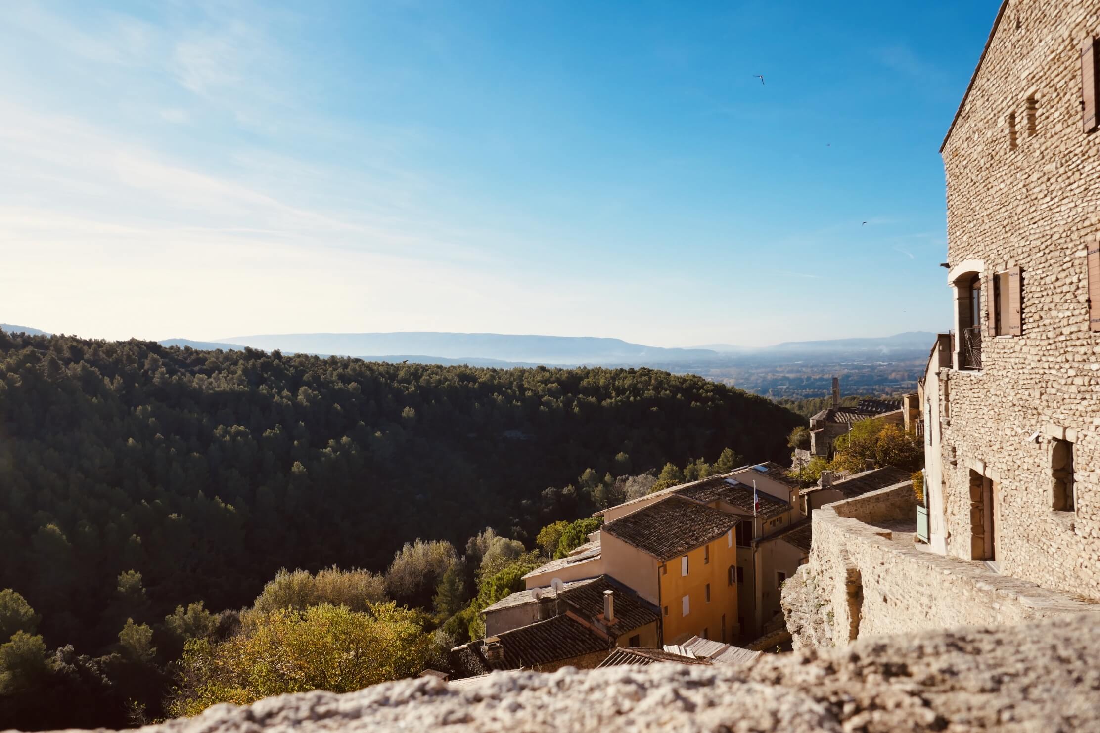vue depuis les hauteurs d'un village provençal donnant sur les hauteurs du Luberon