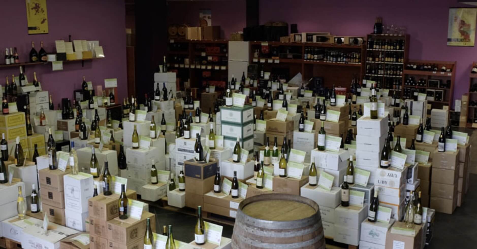 Intérieur de la cave, présentation des bouteilles sur piles de cartons