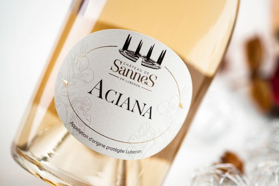 vue rapprochée d'une bouteille de vin rosé sur laquelle est apposée l'étiquette du domaine