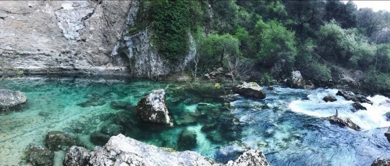 le gouffre débordant d'eau de fontaine-de-vaucluse