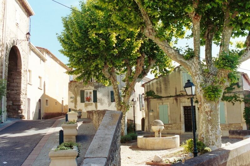 la place de la pastière de châteauneuf de gadagne