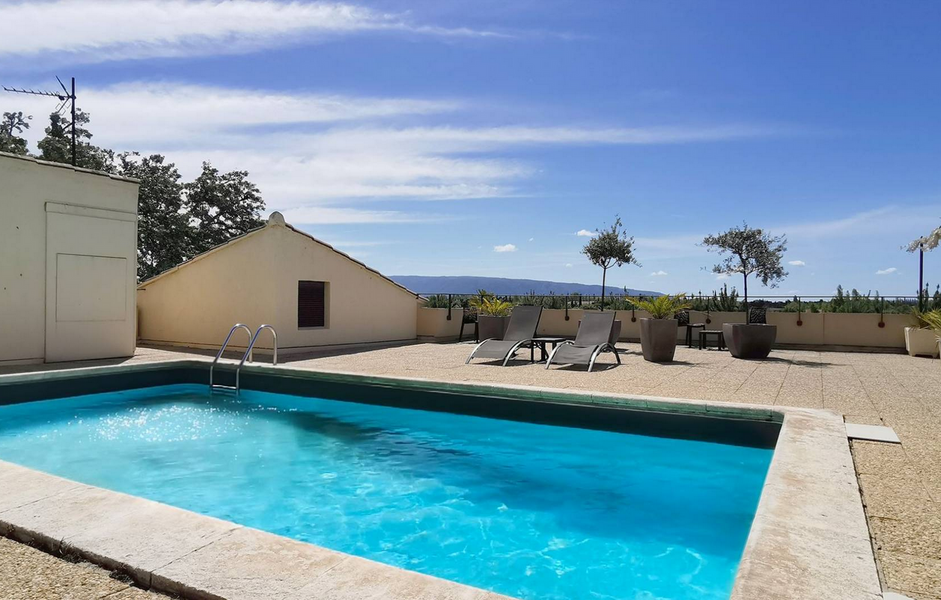 piscine sur le toit et 2 transats sur la terrasse