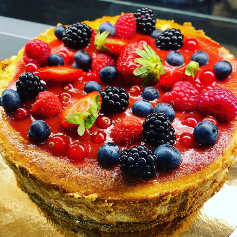 Une pâtisserie généreusement garnie de baies rouges et noires fraîches.