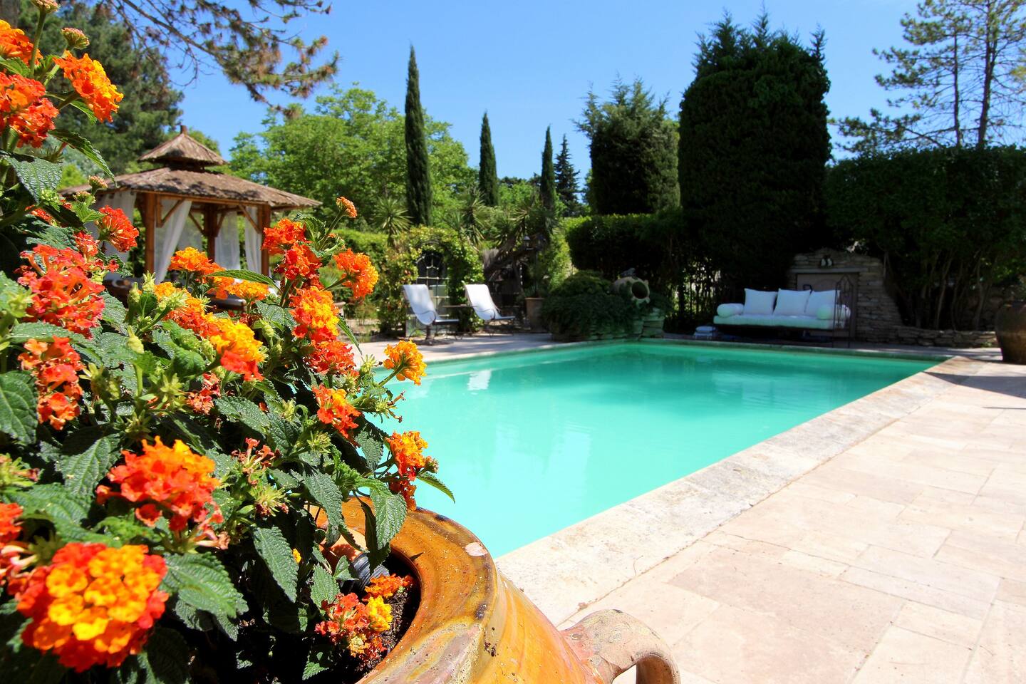 vue de l'extérieur, avec sa piscine et son mobilier d'extérieur